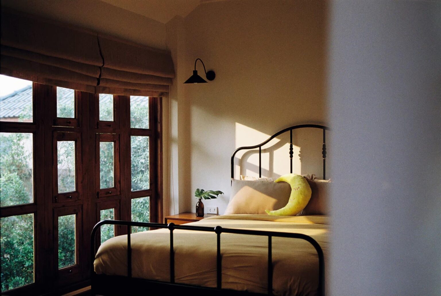 “บ้านพระจันทร์” บ้านสวนแนวยุโรป รีโนเวทเป็นบ้านพักในจังหวัดน่าน