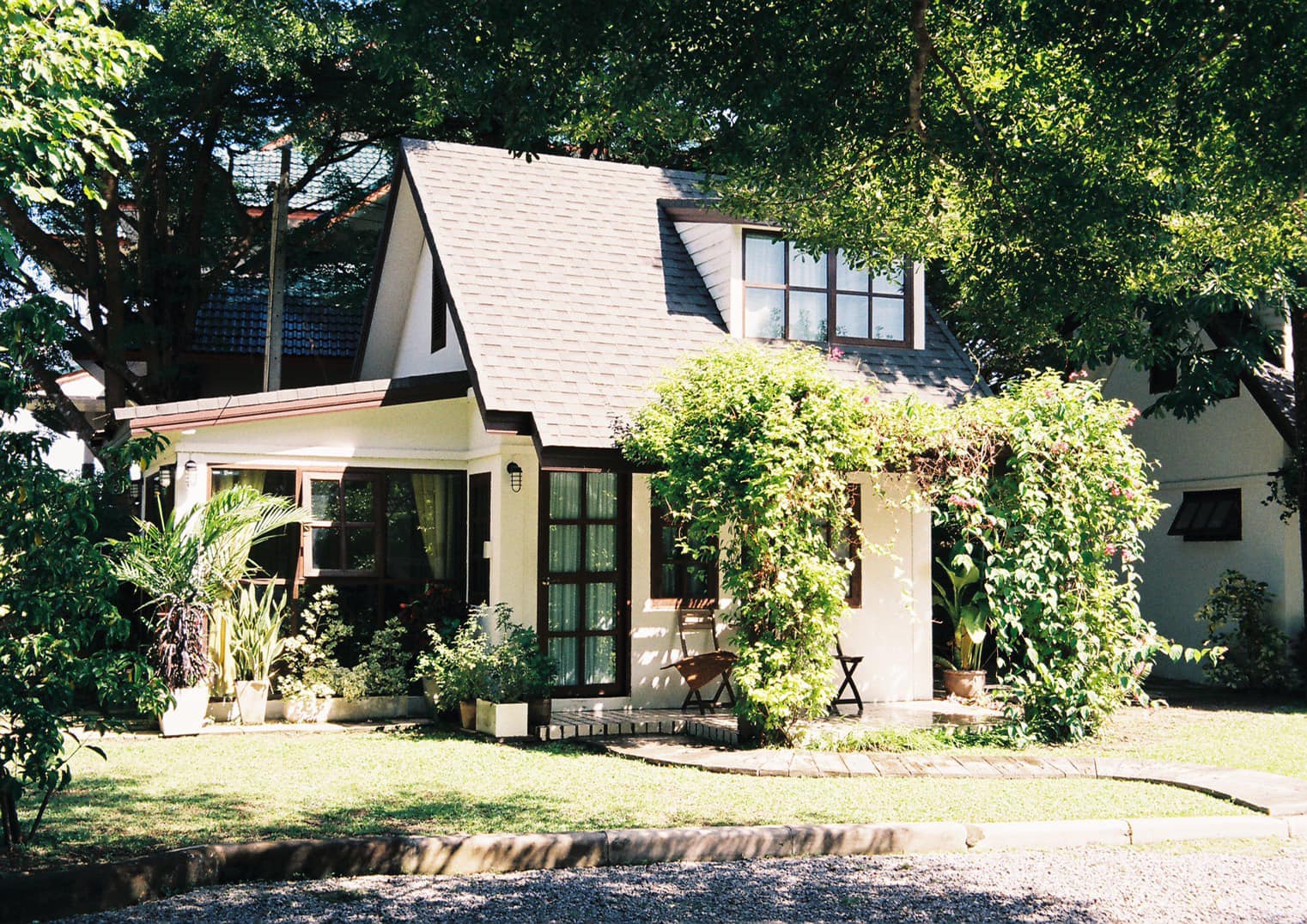 “บ้านพระจันทร์” บ้านสวนแนวยุโรป รีโนเวทเป็นบ้านพักในจังหวัดน่าน
