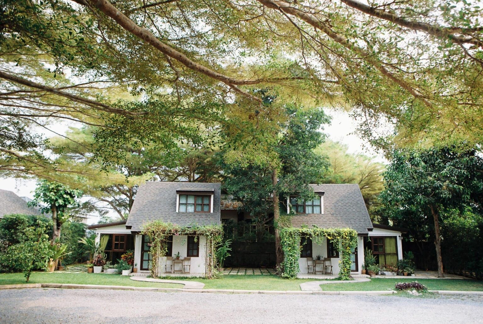 “บ้านพระจันทร์” บ้านสวนแนวยุโรป รีโนเวทเป็นบ้านพักในจังหวัดน่าน