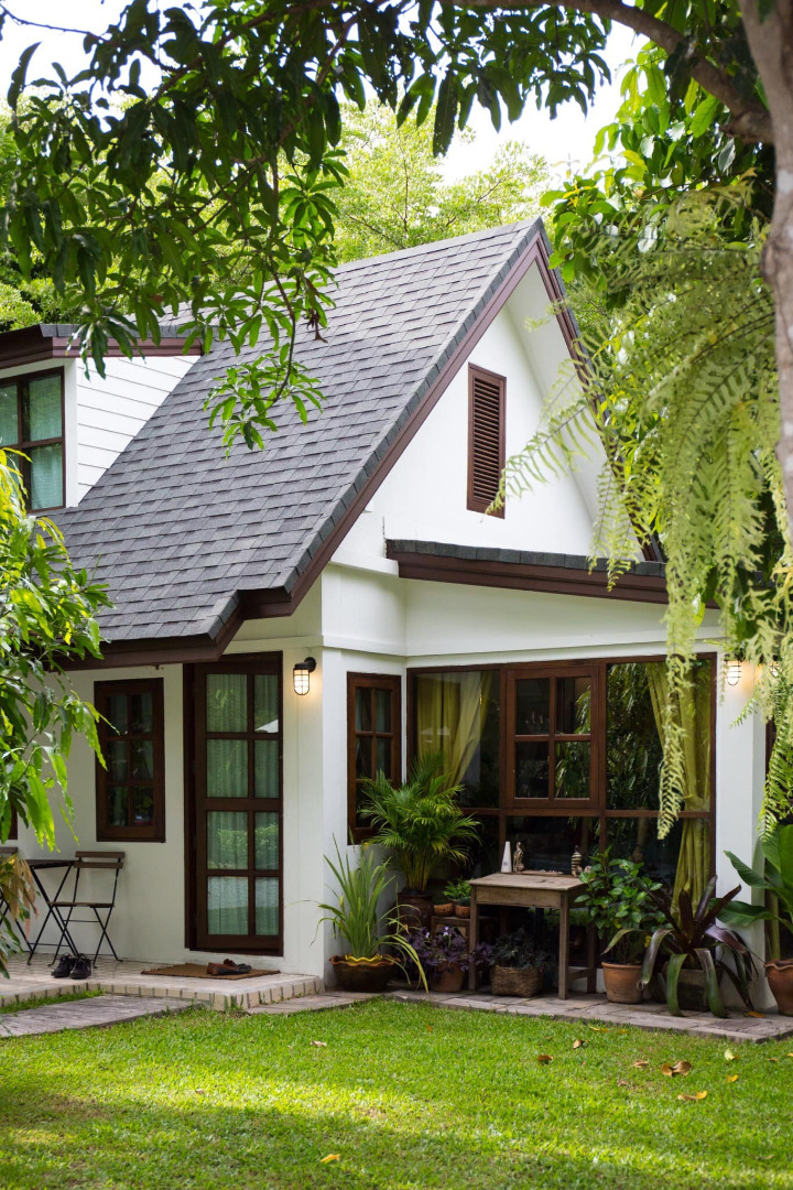 “บ้านพระจันทร์” บ้านสวนแนวยุโรป รีโนเวทเป็นบ้านพักในจังหวัดน่าน
