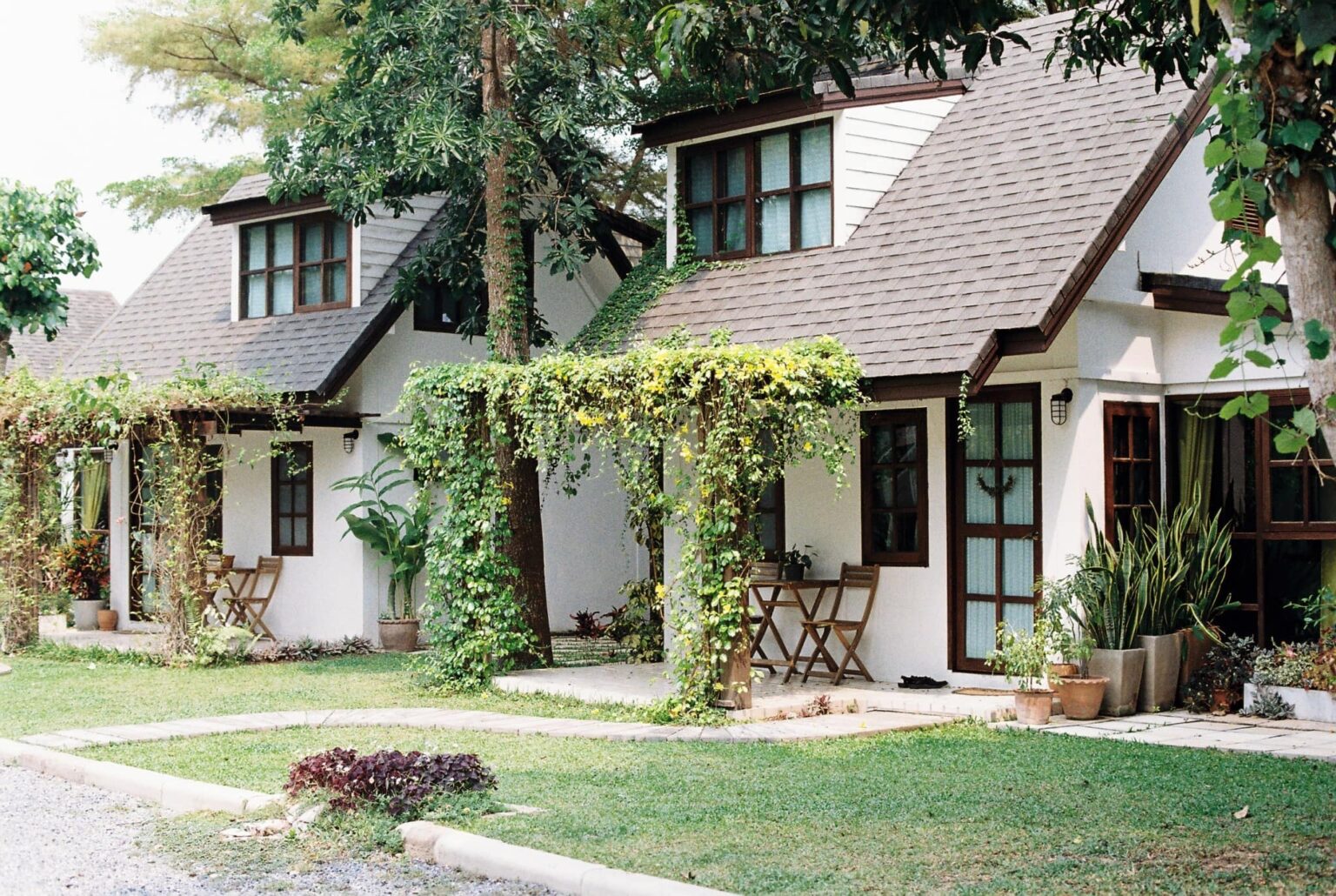 “บ้านพระจันทร์” บ้านสวนแนวยุโรป รีโนเวทเป็นบ้านพักในจังหวัดน่าน