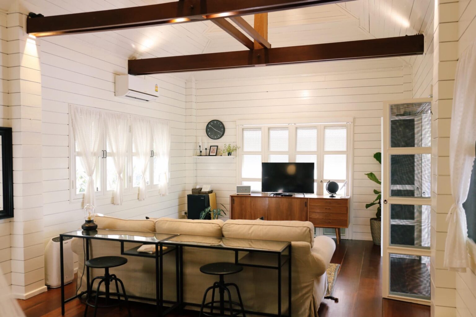 “บ้านพระจันทร์” บ้านสวนแนวยุโรป รีโนเวทเป็นบ้านพักในจังหวัดน่าน