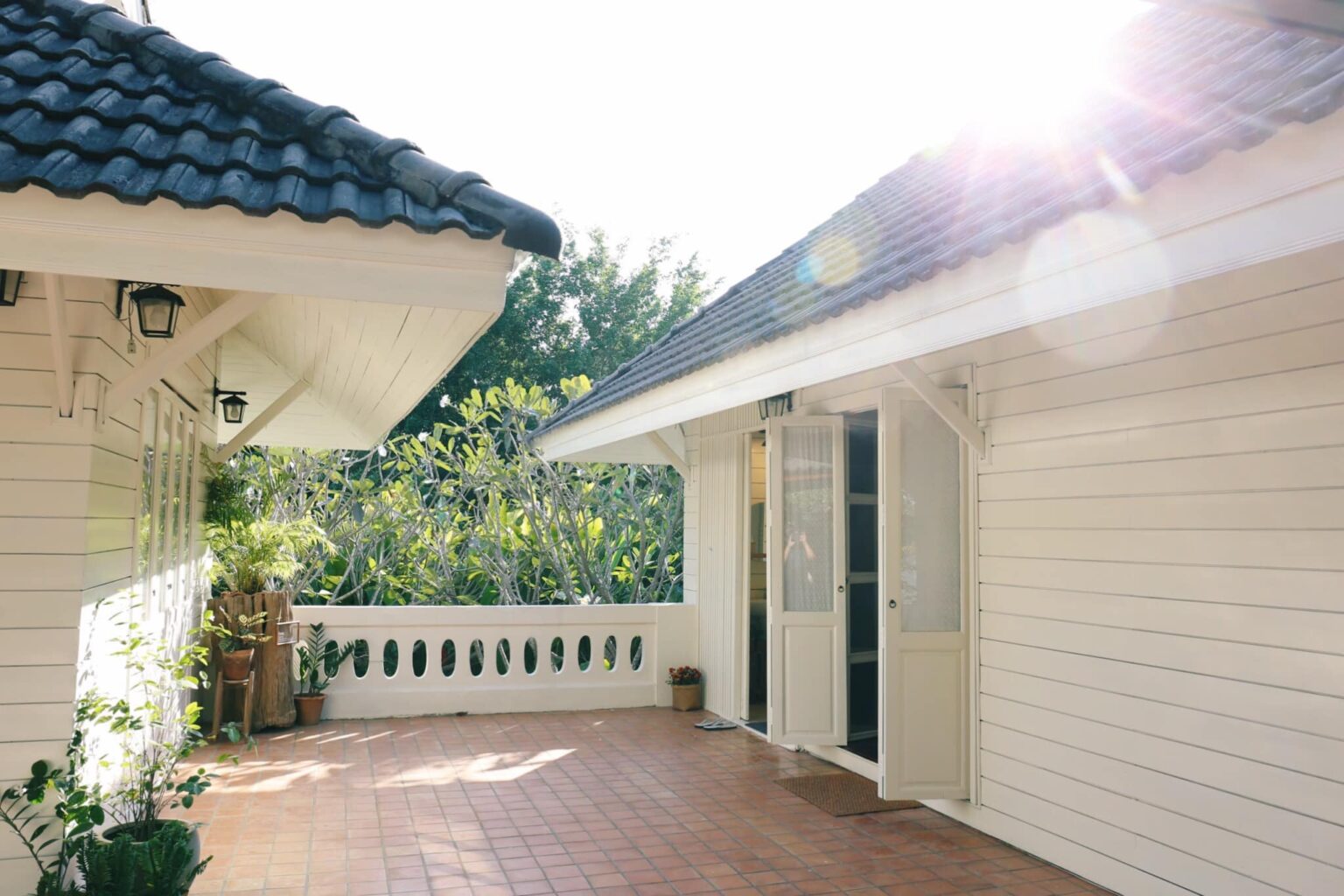 “บ้านพระจันทร์” บ้านสวนแนวยุโรป รีโนเวทเป็นบ้านพักในจังหวัดน่าน