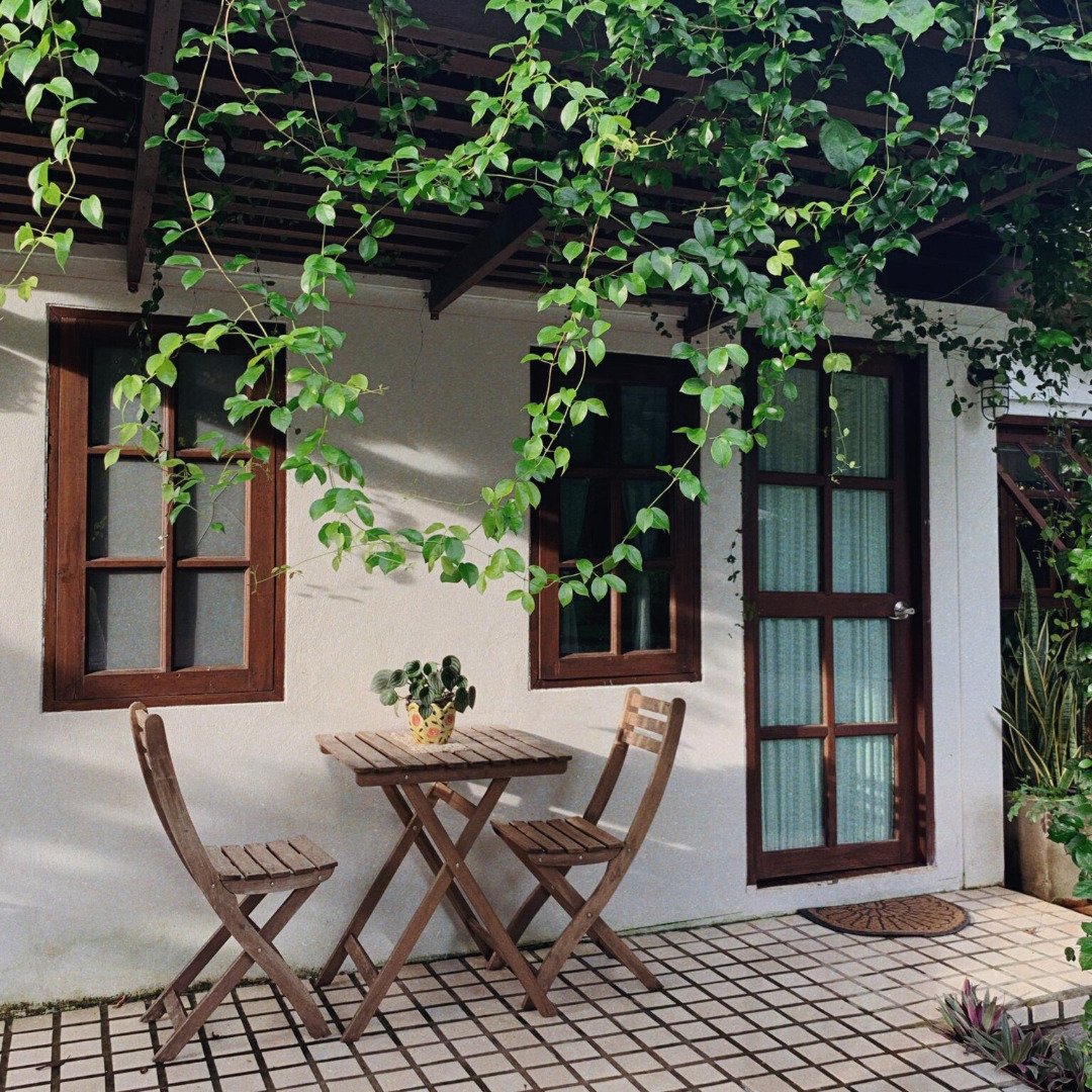 “บ้านพระจันทร์” บ้านสวนแนวยุโรป รีโนเวทเป็นบ้านพักในจังหวัดน่าน