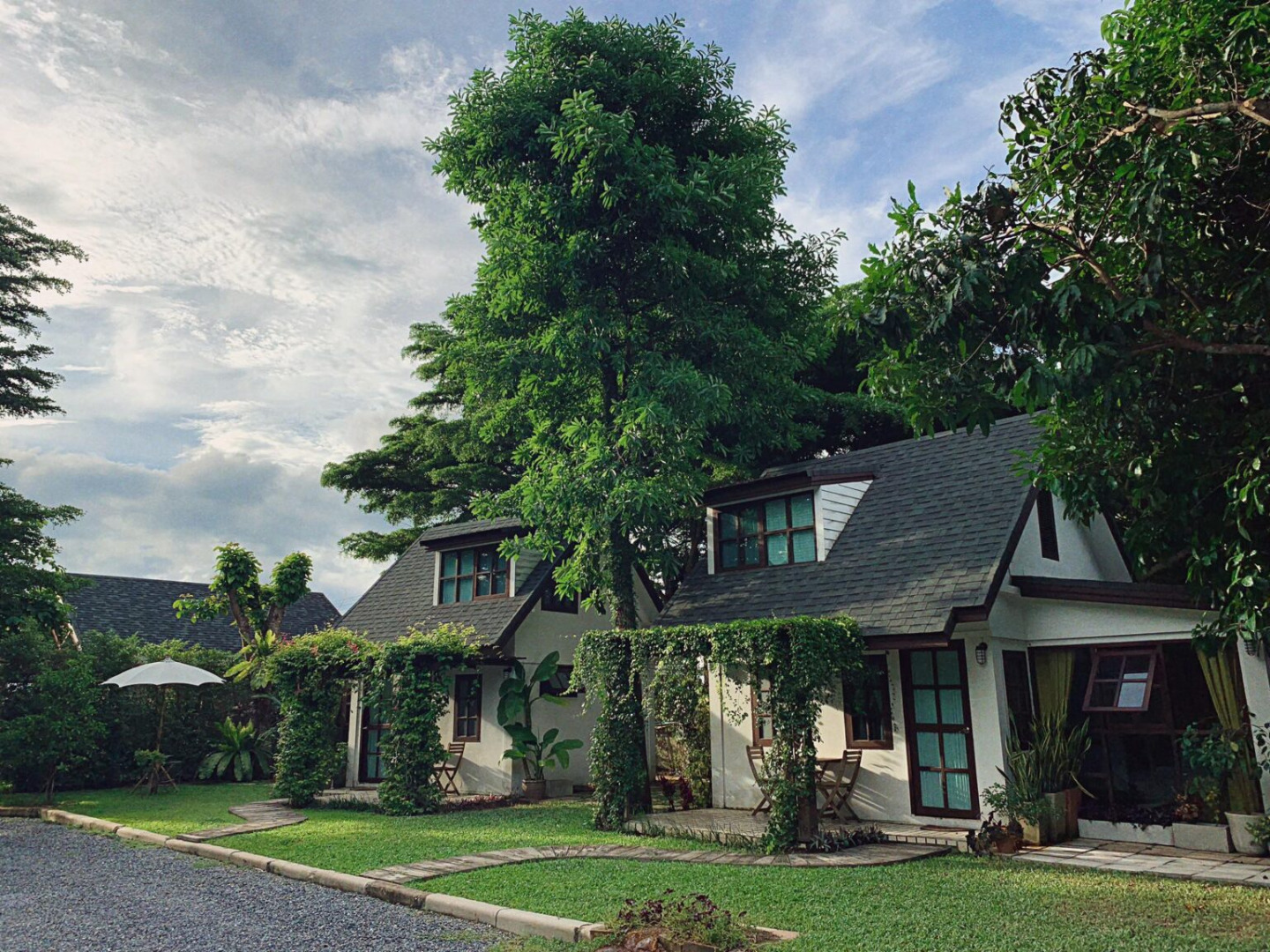 “บ้านพระจันทร์” บ้านสวนแนวยุโรป รีโนเวทเป็นบ้านพักในจังหวัดน่าน