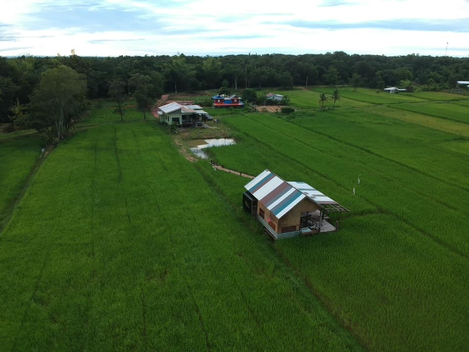 ชมภาพ “บ้านกลางทุ่งนา” ค่อย ๆ สร้างเองทีละน้อย จนได้บ้านสวยท่ามกลางธรรมชาติ