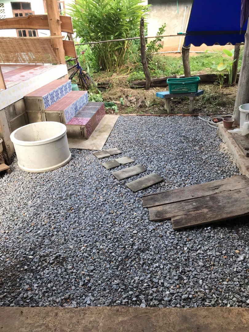 รีวิวจัดสวนหลังบ้าน เปลี่ยนที่รกร้างเป็นมุมจิบกาแฟเก๋ๆ งบไม่ถึง 2 พันบาท