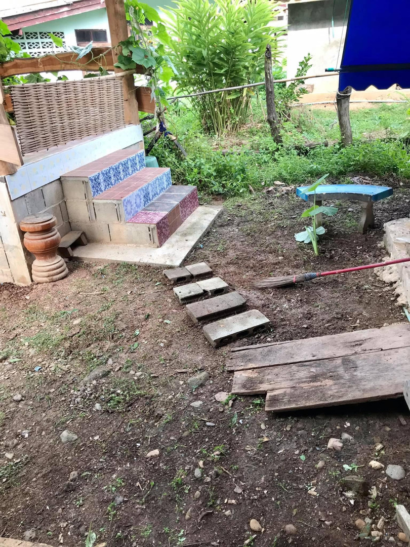 รีวิวจัดสวนหลังบ้าน เปลี่ยนที่รกร้างเป็นมุมจิบกาแฟเก๋ๆ งบไม่ถึง 2 พันบาท