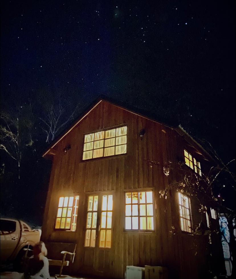 หนุ่มโชว์ผลงานสร้างบ้านไม้เอง ทำร่วมกับทีมช่างท้องถิ่นทำ 2 เดือน ใช้งบไป 4 แสน