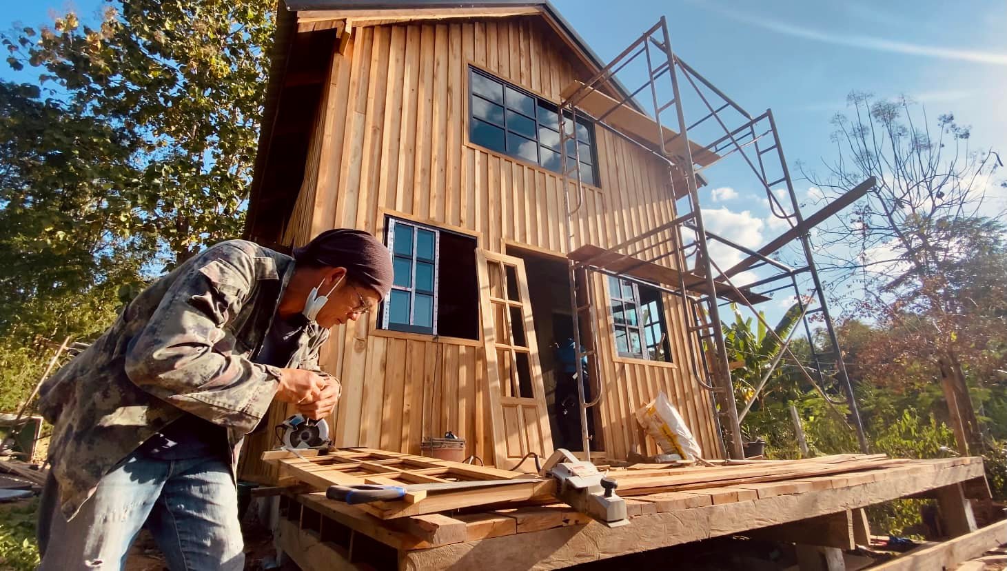 หนุ่มโชว์ผลงานสร้างบ้านไม้เอง ทำร่วมกับทีมช่างท้องถิ่นทำ 2 เดือน ใช้งบไป 4 แสน
