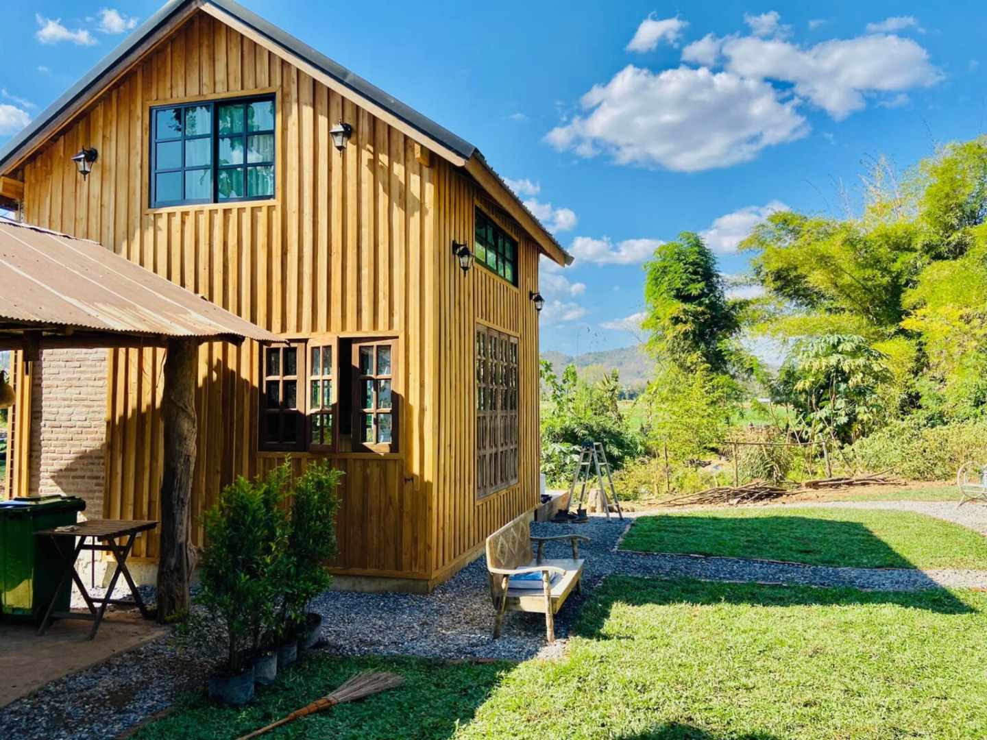 หนุ่มโชว์ผลงานสร้างบ้านไม้เอง ทำร่วมกับทีมช่างท้องถิ่นทำ 2 เดือน ใช้งบไป 4 แสน