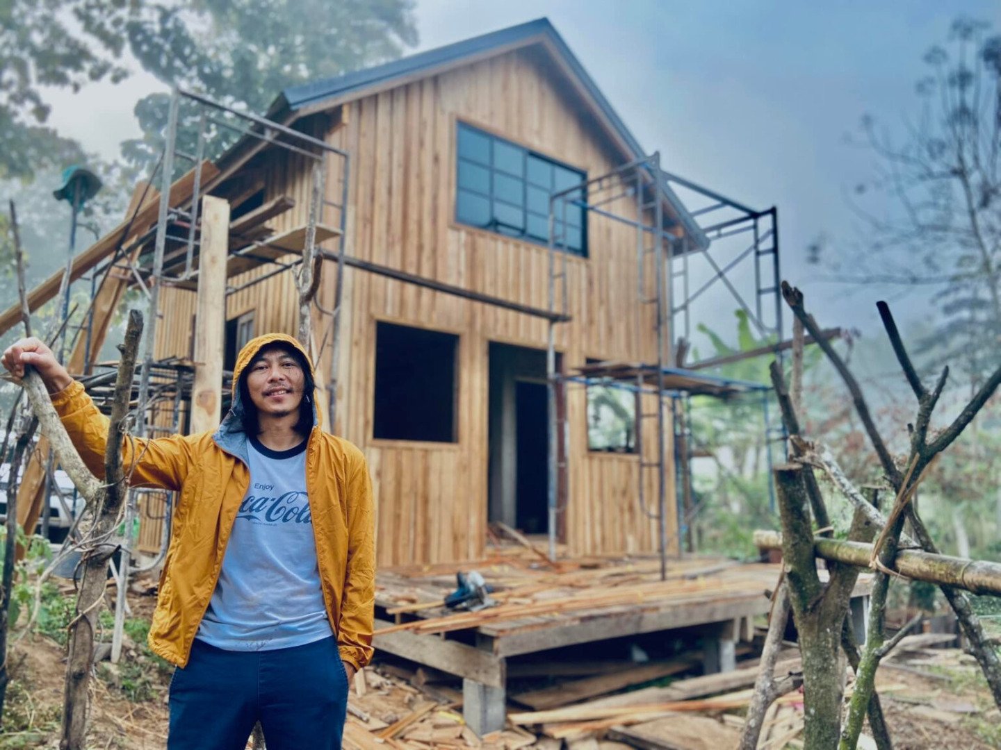 หนุ่มโชว์ผลงานสร้างบ้านไม้เอง ทำร่วมกับทีมช่างท้องถิ่นทำ 2 เดือน ใช้งบไป 4 แสน