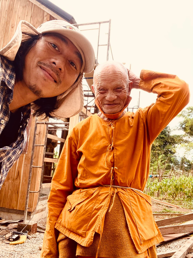 หนุ่มโชว์ผลงานสร้างบ้านไม้เอง ทำร่วมกับทีมช่างท้องถิ่นทำ 2 เดือน ใช้งบไป 4 แสน