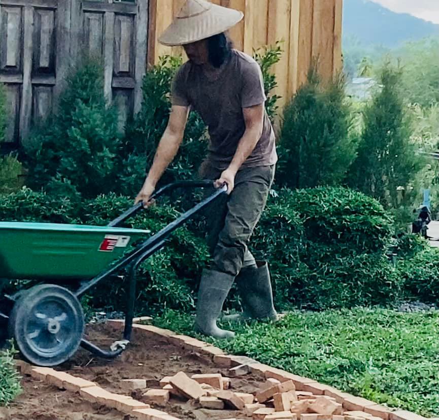 หนุ่มโชว์ผลงานสร้างบ้านไม้เอง ทำร่วมกับทีมช่างท้องถิ่นทำ 2 เดือน ใช้งบไป 4 แสน