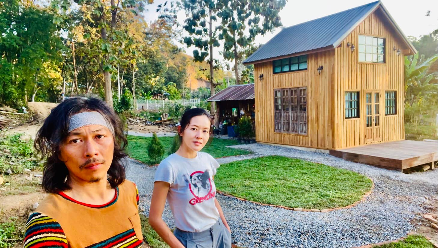 หนุ่มโชว์ผลงานสร้างบ้านไม้เอง ทำร่วมกับทีมช่างท้องถิ่นทำ 2 เดือน ใช้งบไป 4 แสน