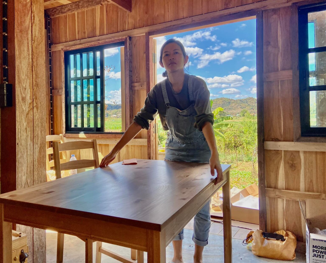 หนุ่มโชว์ผลงานสร้างบ้านไม้เอง ทำร่วมกับทีมช่างท้องถิ่นทำ 2 เดือน ใช้งบไป 4 แสน