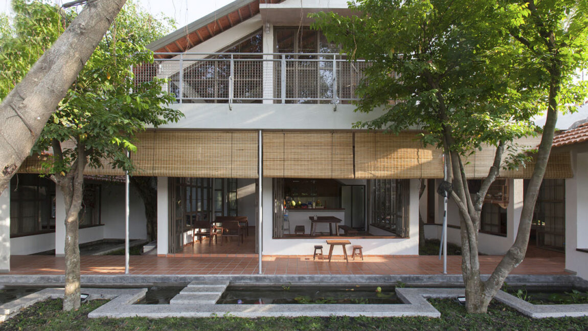 บ้านเปิดโล่งที่เน้นเห็นวิวสวนรอบทิศทาง