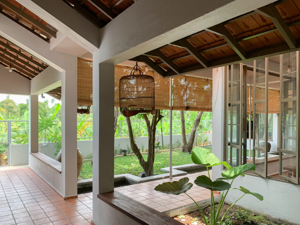 บ้านเปิดโล่งที่เน้นเห็นวิวสวนรอบทิศทาง