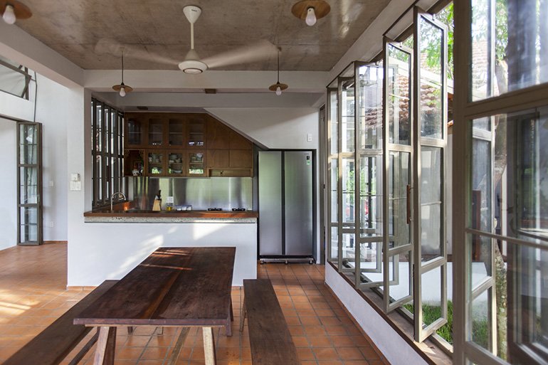 บ้านเปิดโล่งที่เน้นเห็นวิวสวนรอบทิศทาง