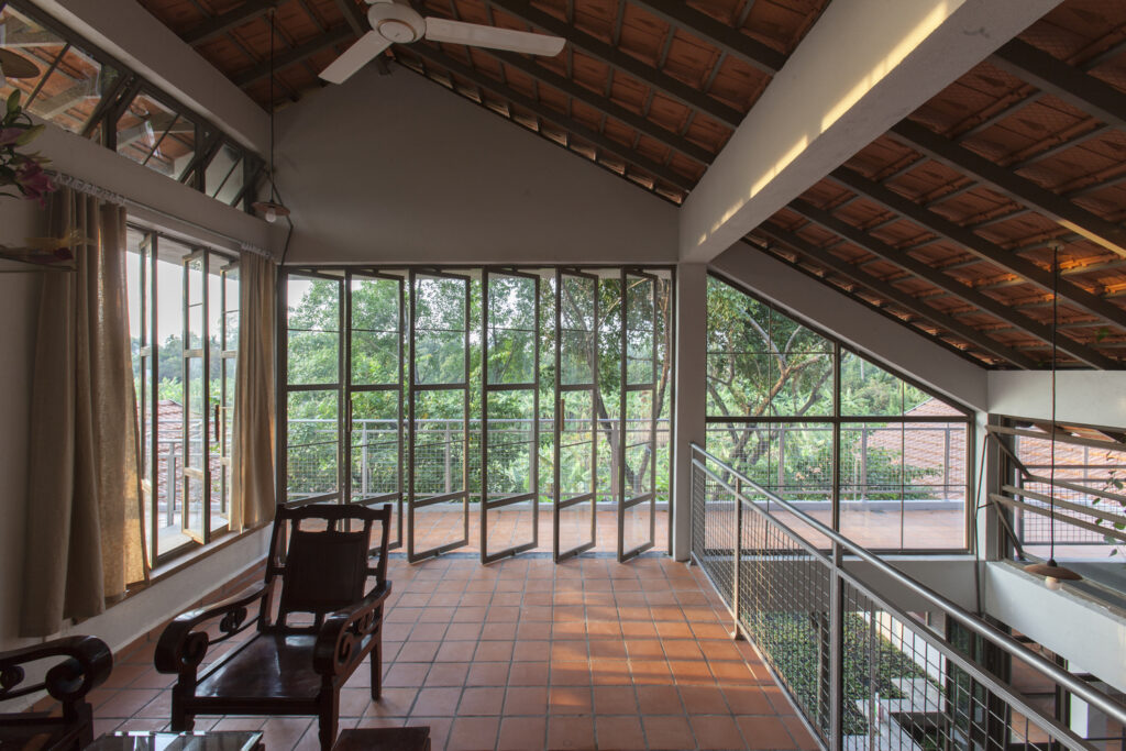 บ้านเปิดโล่งที่เน้นเห็นวิวสวนรอบทิศทาง
