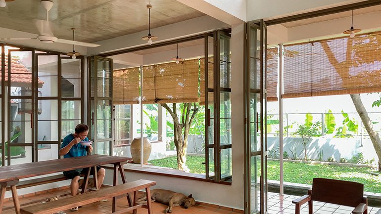 บ้านเปิดโล่งที่เน้นเห็นวิวสวนรอบทิศทาง