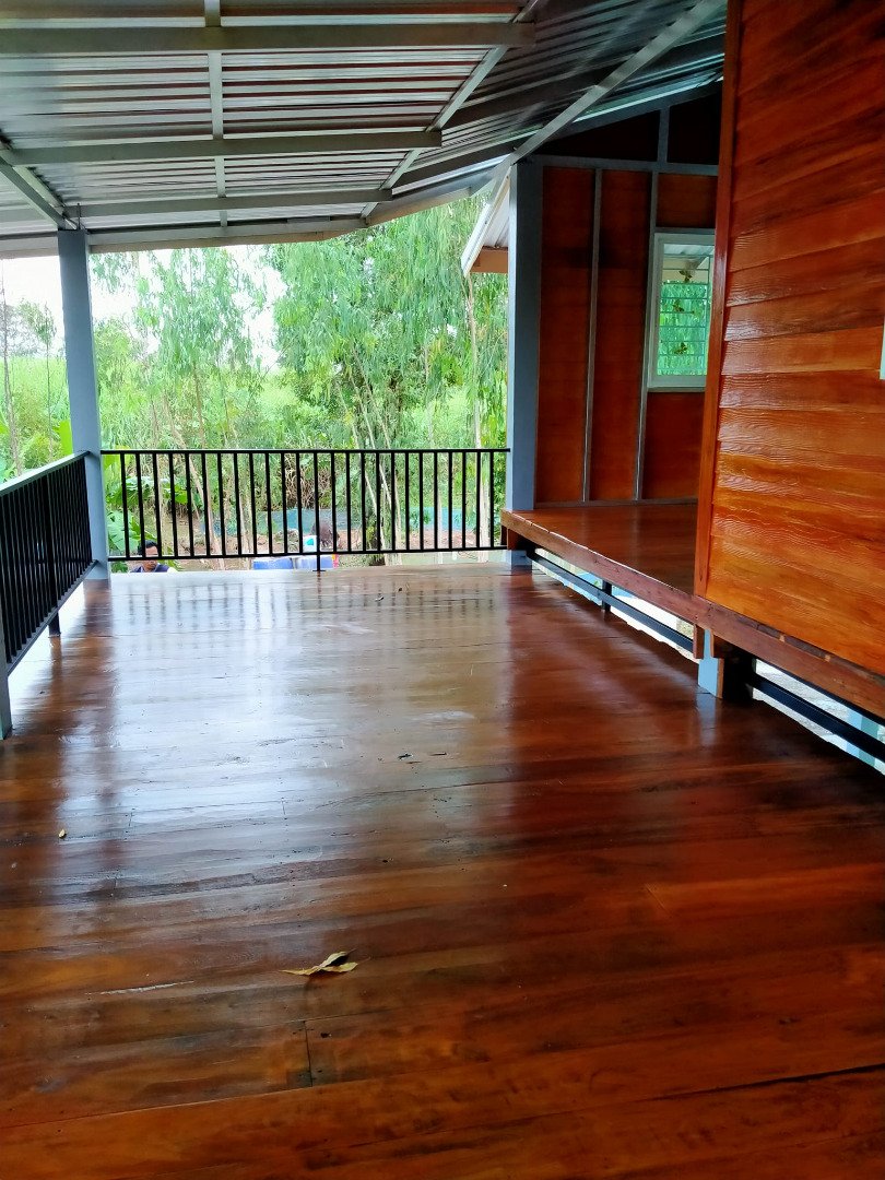 บ้านไม้ชั้นเดียวออกแบบใต้ถุนบ้านยกสูง พร้อมห้องครัวแบบครบถ้วนสร้างด้วยงบ 300000 บาท