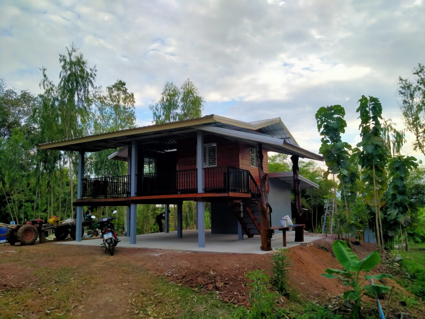 บ้านไม้ชั้นเดียวออกแบบใต้ถุนบ้านยกสูง พร้อมห้องครัวแบบครบถ้วนสร้างด้วยงบ 300000 บาท