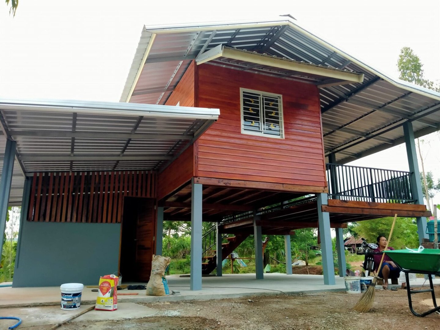 บ้านไม้ชั้นเดียวออกแบบใต้ถุนบ้านยกสูง พร้อมห้องครัวแบบครบถ้วนสร้างด้วยงบ 300000 บาท