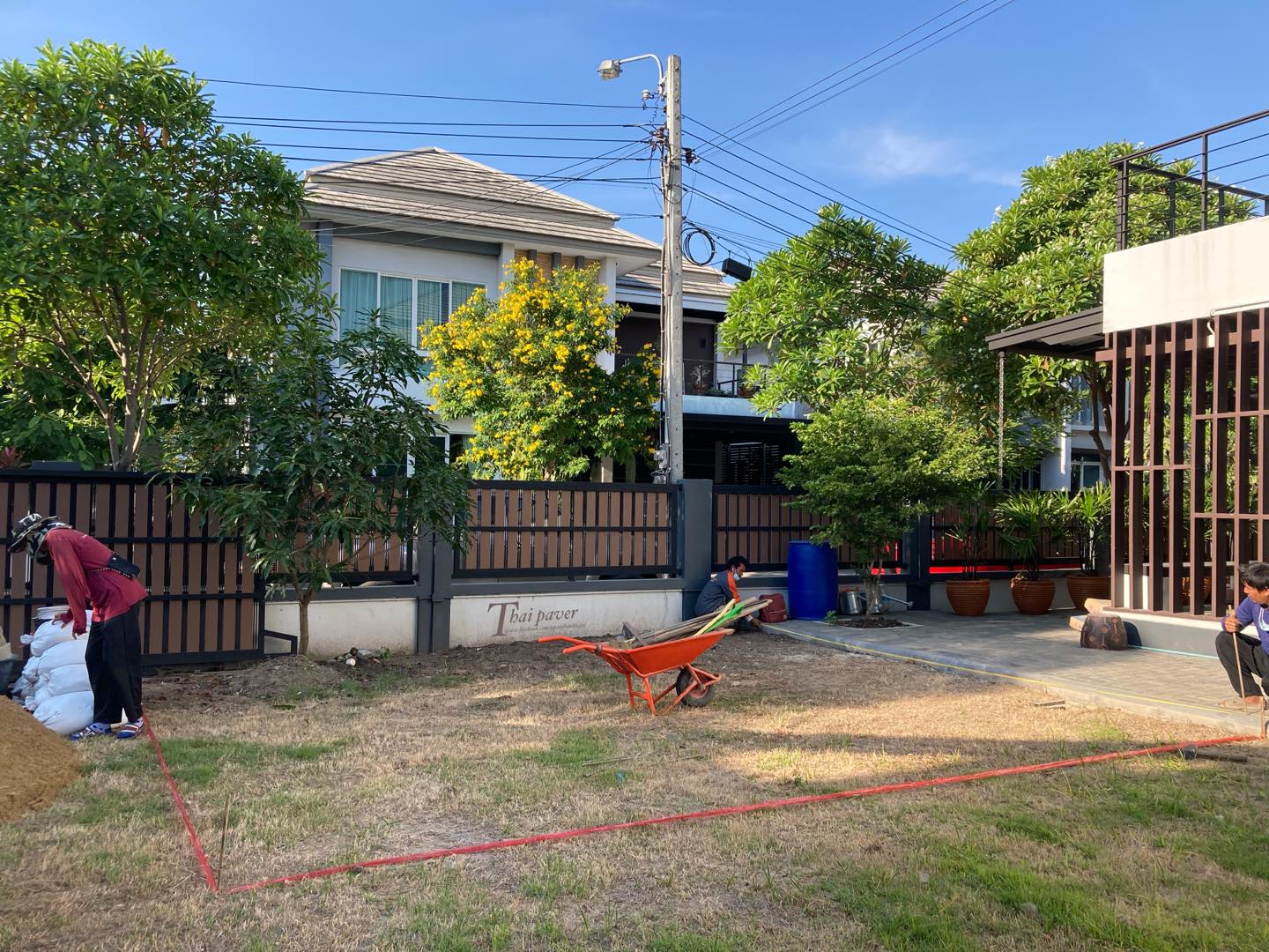 ไอเดีย “ลานบล๊อกปูน” เปลี่ยนพื้นดินเละให้เป็นมุมพักผ่อนสุดชิลของครอบครัว