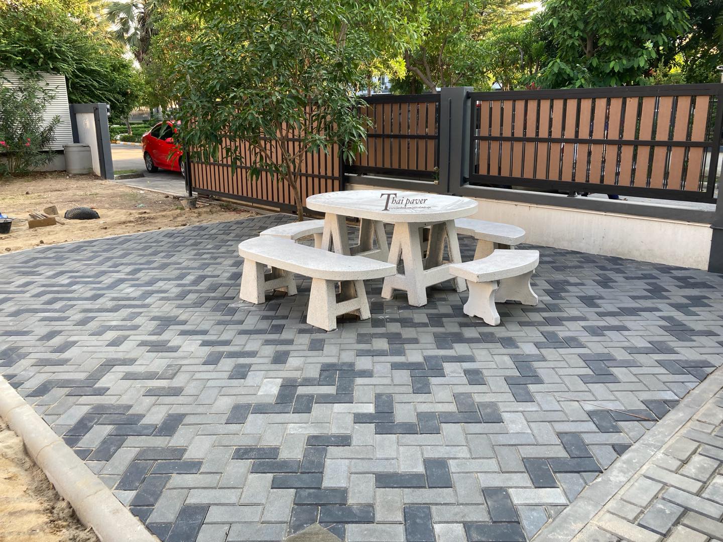 ไอเดีย “ลานบล๊อกปูน” เปลี่ยนพื้นดินเละให้เป็นมุมพักผ่อนสุดชิลของครอบครัว