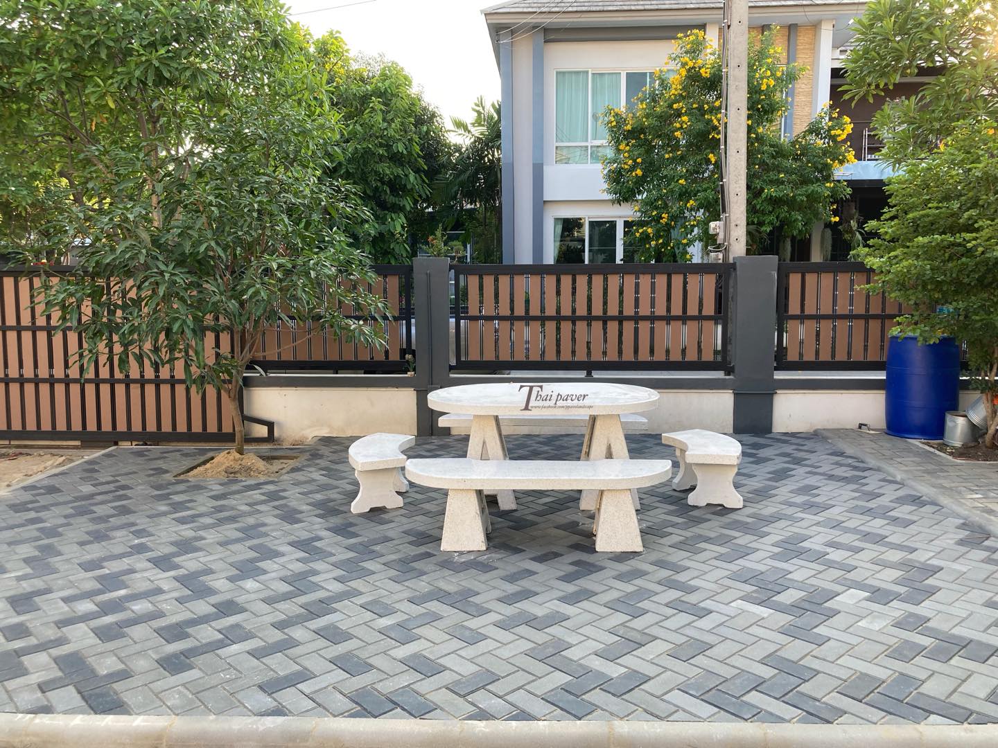 ไอเดีย “ลานบล๊อกปูน” เปลี่ยนพื้นดินเละให้เป็นมุมพักผ่อนสุดชิลของครอบครัว