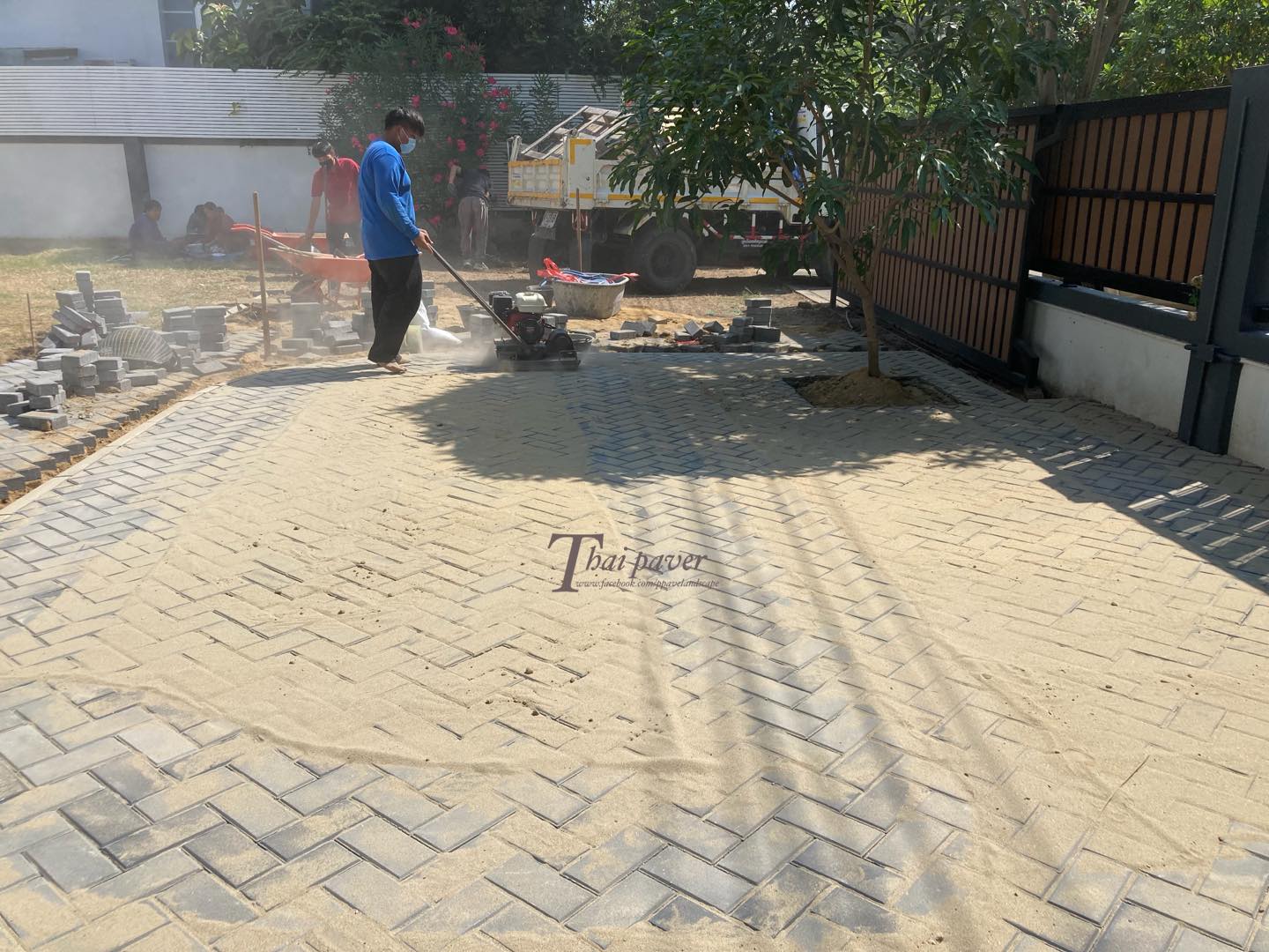 ไอเดีย “ลานบล๊อกปูน” เปลี่ยนพื้นดินเละให้เป็นมุมพักผ่อนสุดชิลของครอบครัว