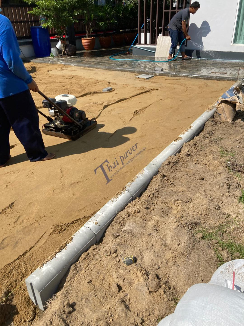 ไอเดีย “ลานบล๊อกปูน” เปลี่ยนพื้นดินเละให้เป็นมุมพักผ่อนสุดชิลของครอบครัว