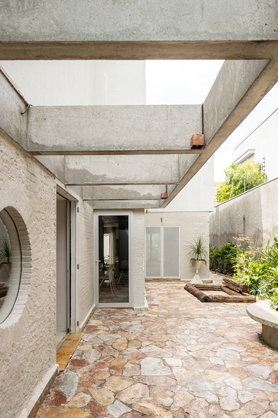 บ้านที่เล่นกับช่องแสง ช่องลม และมีความเป็นส่วนตัวสูง