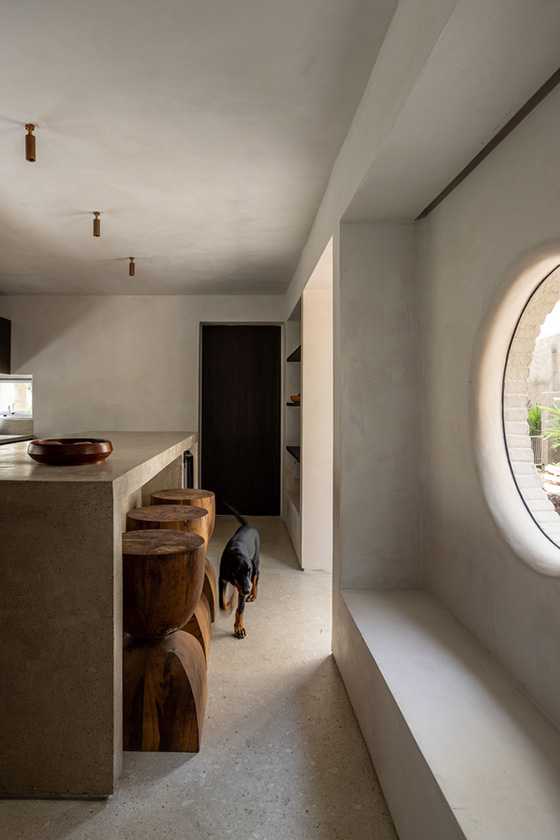 บ้านที่เล่นกับช่องแสง ช่องลม และมีความเป็นส่วนตัวสูง