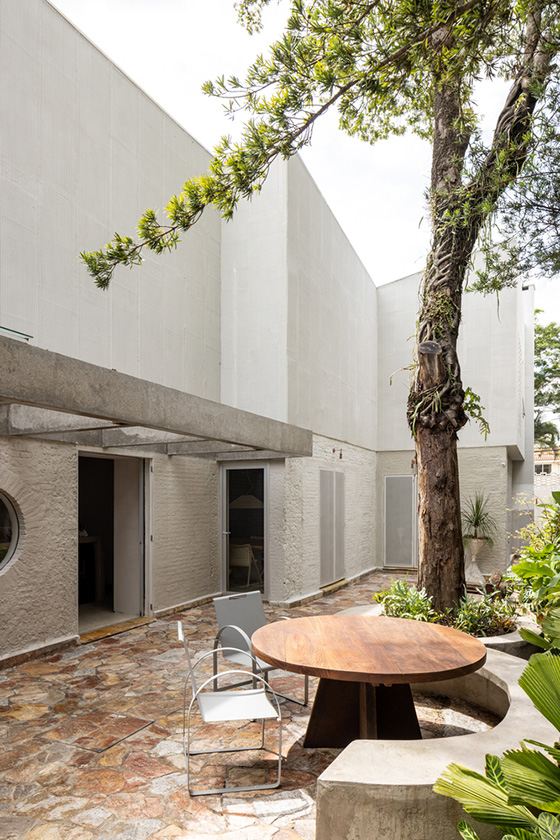 บ้านที่เล่นกับช่องแสง ช่องลม และมีความเป็นส่วนตัวสูง