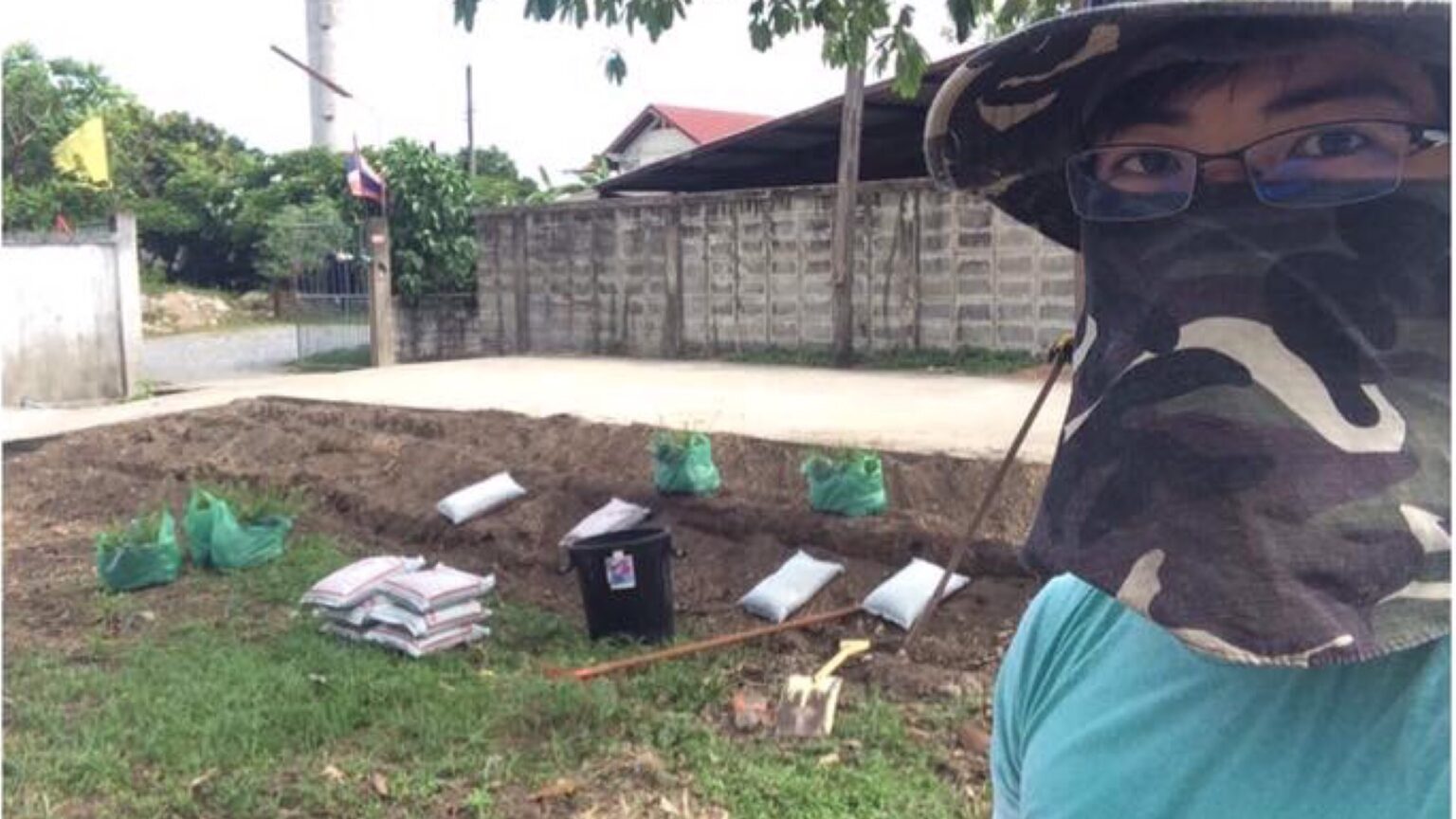 หนุ่มโชว์ไอเดีย “ปลูกรั้วต้นไม้เมตรละ 30 บาท” แนวทางคนมีงบน้อย ได้รั้วเขียวสวยสมใจ