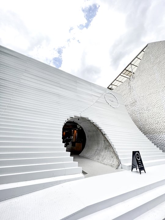 CPSCOFFEE คาเฟ่ที่นำจุดวงกลมมาเล่าในภาษาการออกแบบได้อย่างกลมกล่อม