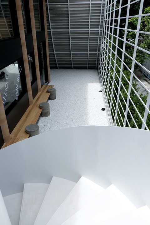 CPSCOFFEE คาเฟ่ที่นำจุดวงกลมมาเล่าในภาษาการออกแบบได้อย่างกลมกล่อม