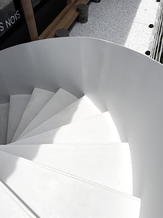 CPSCOFFEE คาเฟ่ที่นำจุดวงกลมมาเล่าในภาษาการออกแบบได้อย่างกลมกล่อม