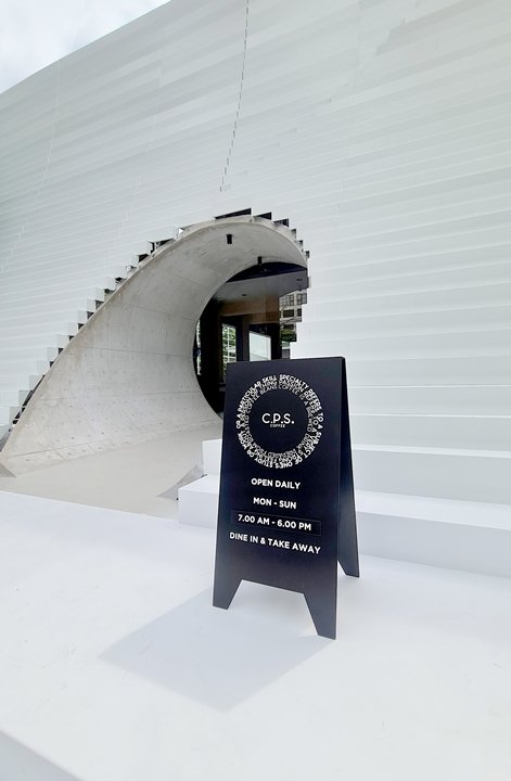 CPSCOFFEE คาเฟ่ที่นำจุดวงกลมมาเล่าในภาษาการออกแบบได้อย่างกลมกล่อม