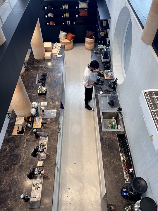 CPSCOFFEE คาเฟ่ที่นำจุดวงกลมมาเล่าในภาษาการออกแบบได้อย่างกลมกล่อม