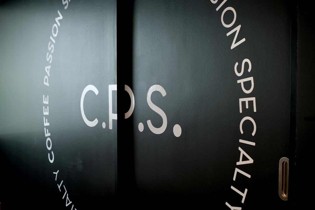 CPSCOFFEE คาเฟ่ที่นำจุดวงกลมมาเล่าในภาษาการออกแบบได้อย่างกลมกล่อม