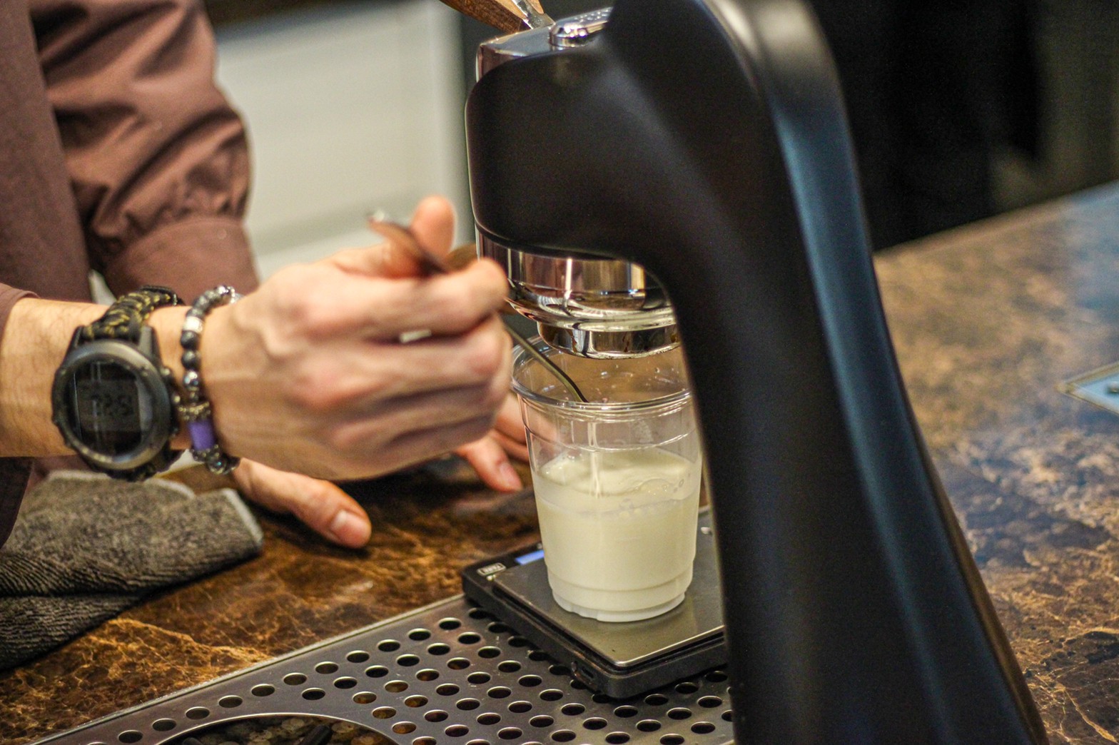 CPSCOFFEE คาเฟ่ที่นำจุดวงกลมมาเล่าในภาษาการออกแบบได้อย่างกลมกล่อม