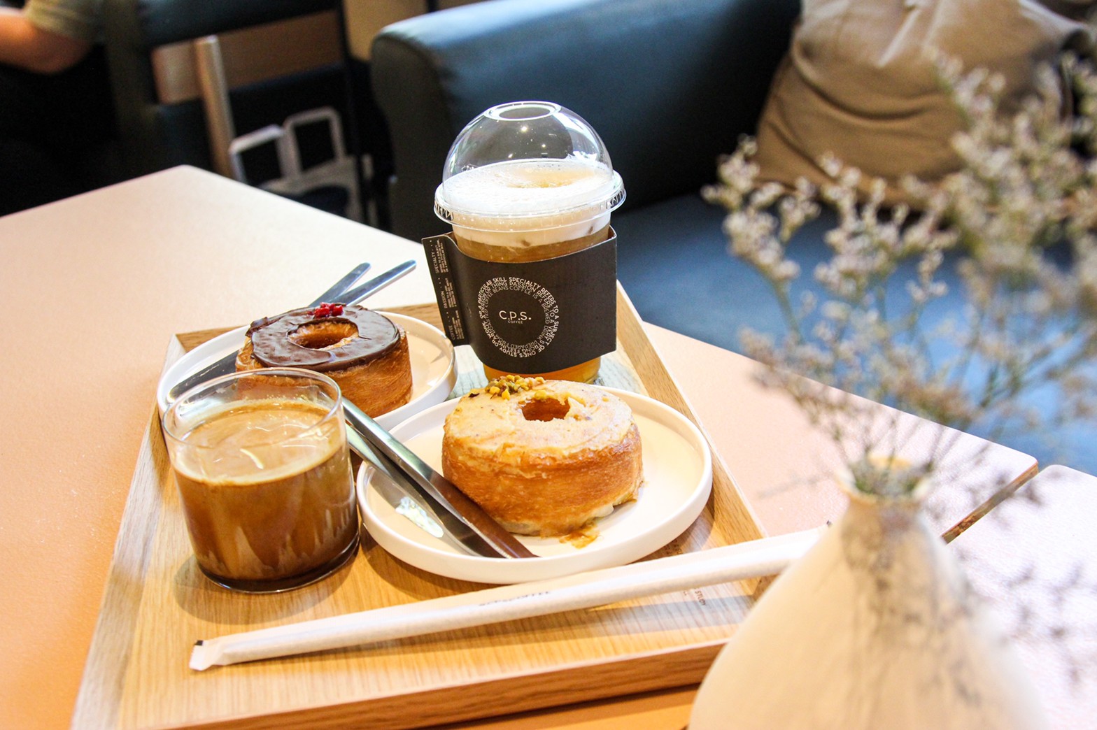 CPSCOFFEE คาเฟ่ที่นำจุดวงกลมมาเล่าในภาษาการออกแบบได้อย่างกลมกล่อม