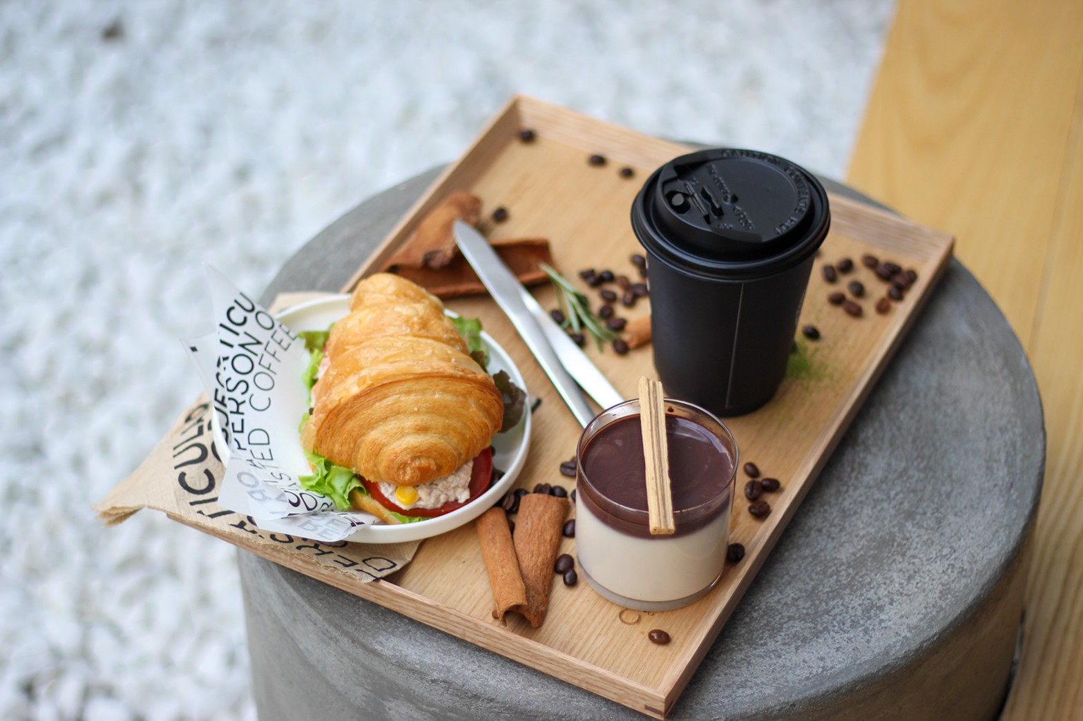 CPSCOFFEE คาเฟ่ที่นำจุดวงกลมมาเล่าในภาษาการออกแบบได้อย่างกลมกล่อม