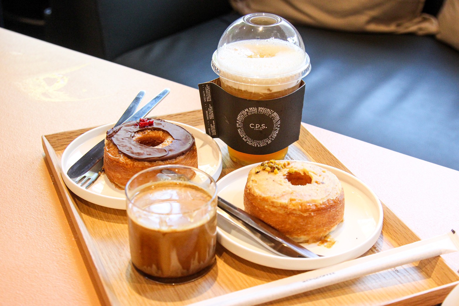 CPSCOFFEE คาเฟ่ที่นำจุดวงกลมมาเล่าในภาษาการออกแบบได้อย่างกลมกล่อม