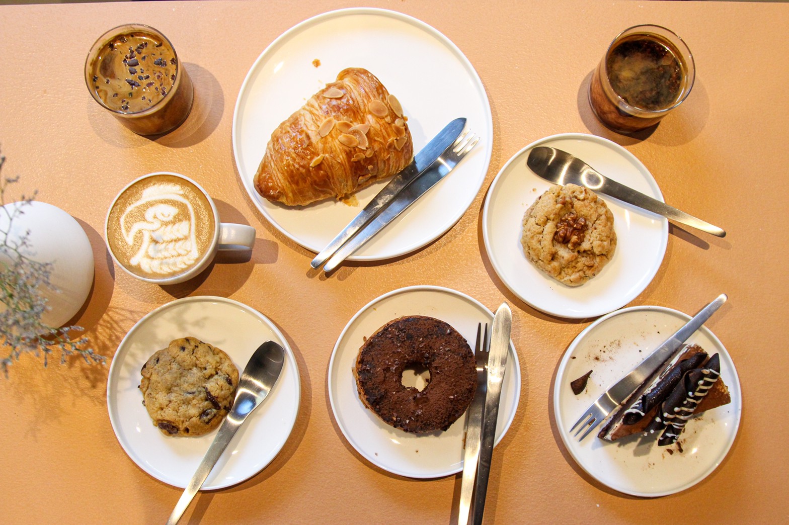 CPSCOFFEE คาเฟ่ที่นำจุดวงกลมมาเล่าในภาษาการออกแบบได้อย่างกลมกล่อม