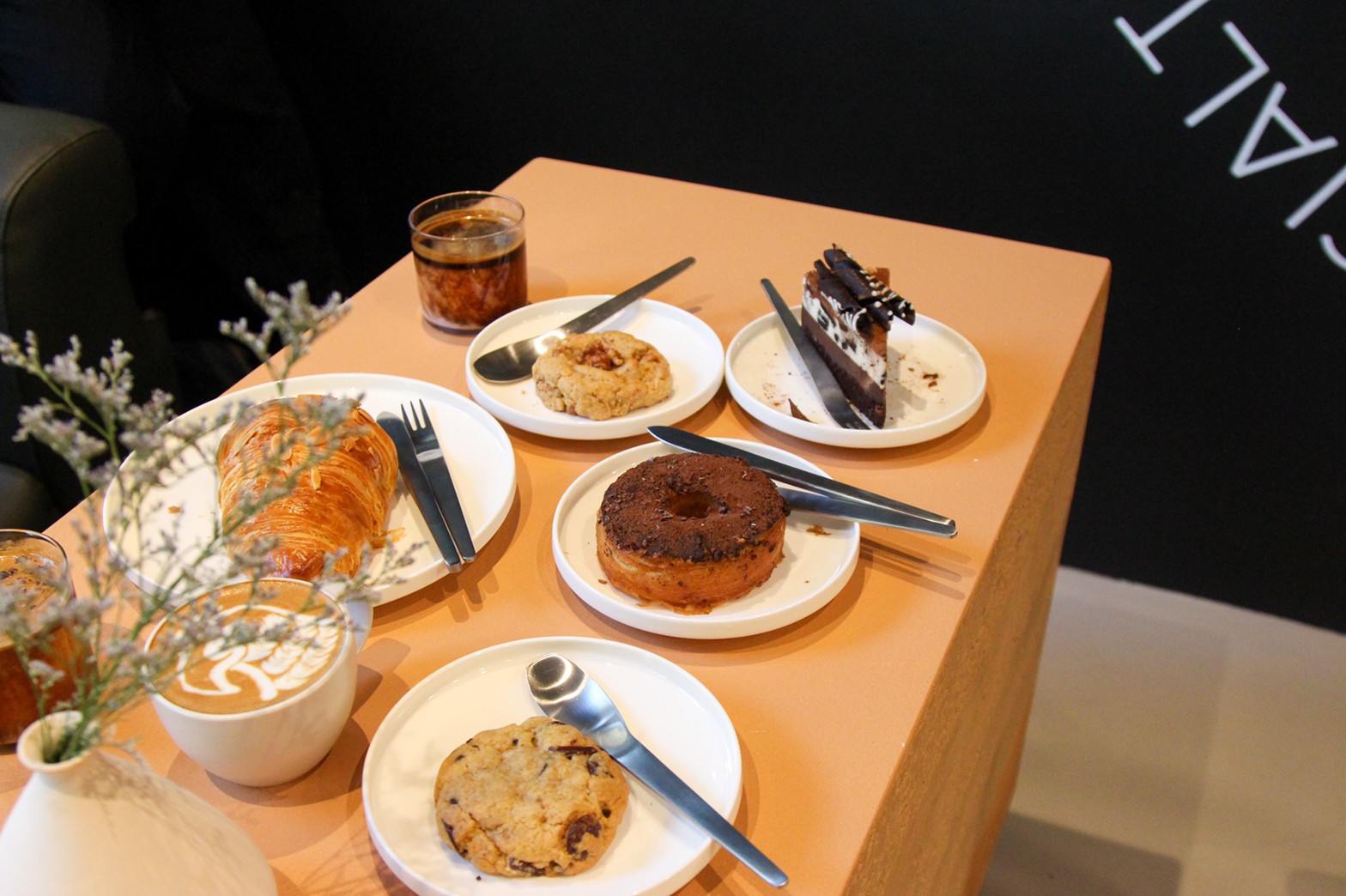 CPSCOFFEE คาเฟ่ที่นำจุดวงกลมมาเล่าในภาษาการออกแบบได้อย่างกลมกล่อม