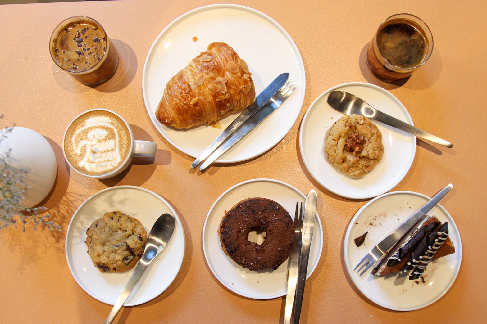 CPSCOFFEE คาเฟ่ที่นำจุดวงกลมมาเล่าในภาษาการออกแบบได้อย่างกลมกล่อม